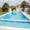 Acceso a una piscina comunitaria.