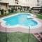 En edificio con piscina