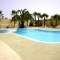 Con piscina e giardini tropicali
