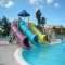 In un club, con parco acquatico