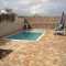 Con sdraio e piscina