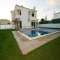 Ben arredata, completa, con piscina