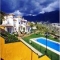 Completamente equipado con piscinas y zonas verdes.