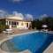 Con giardino, piscina e barbecue