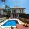 Piscina e barbecue, con un bel giardino
