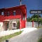 Con piscina e parco infantile